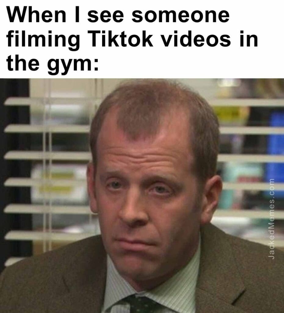 When i see someone filming tiktok videos in the gym