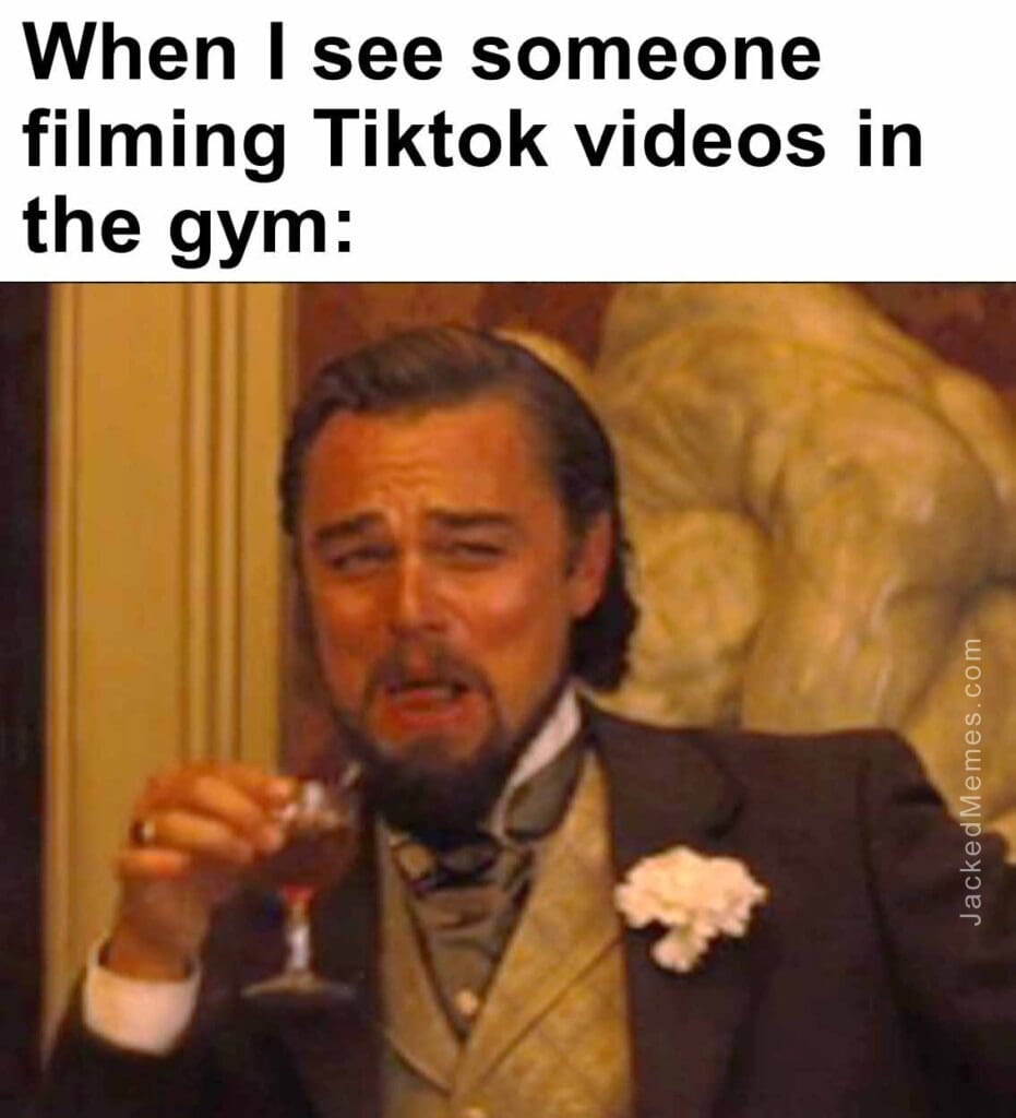 When i see someone filming tiktok videos in the gym